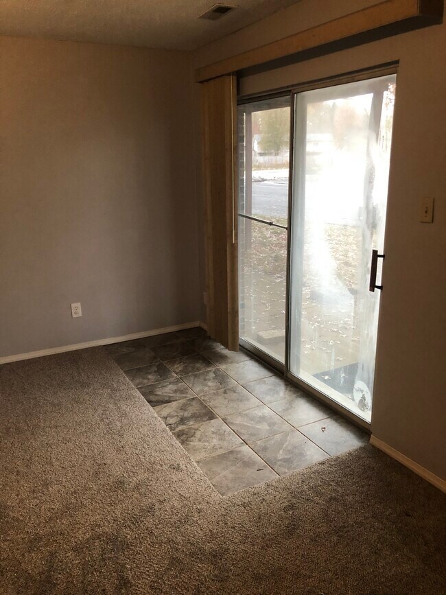 Building Photo - 895 Delray Dr