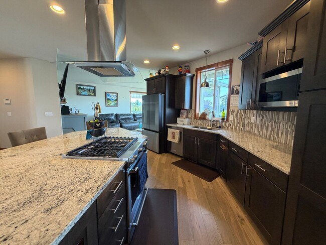 Foto del edificio - Whiskey Ridge View Home | 5 Bed + Bonus Living Space with Olympic Mountain Views