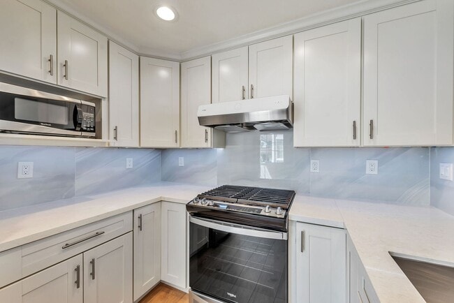 Building Photo - Remodeled 2 Bedroom Townhouse