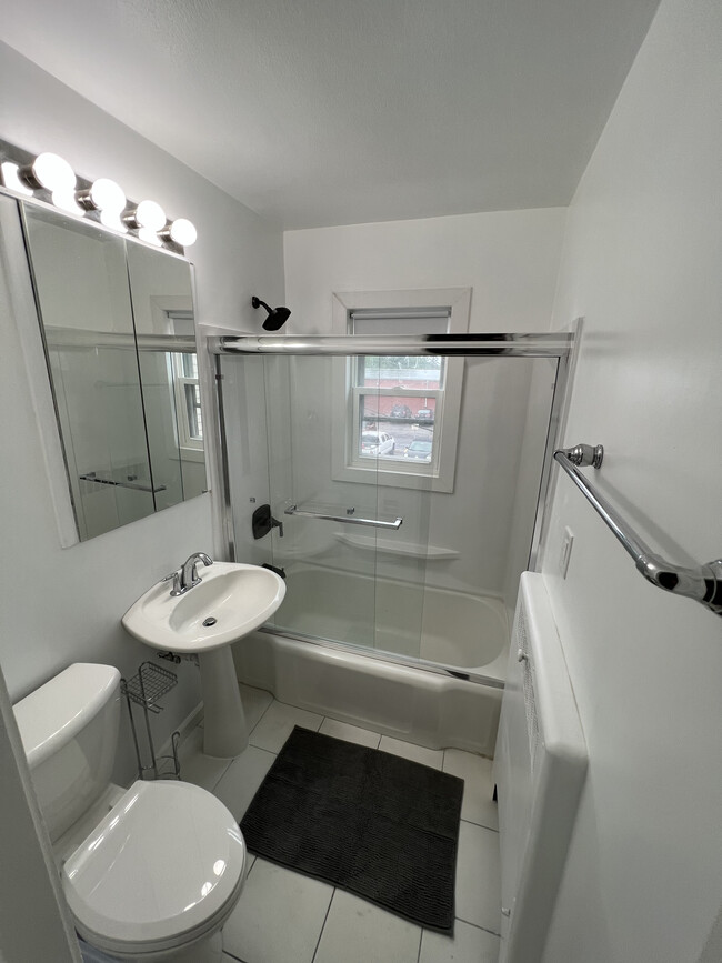 1 BR Unidad A Baño - 415 Market St