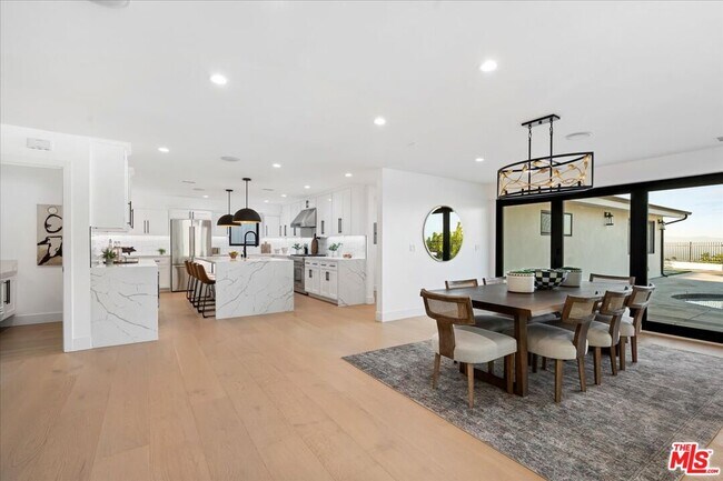 Foto del edificio - 15655 Castlewoods Dr