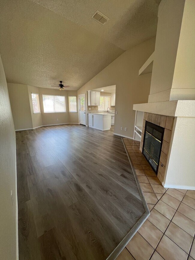 Building Photo - 3 br, 2 bath House - 5677 SUMMIT DR