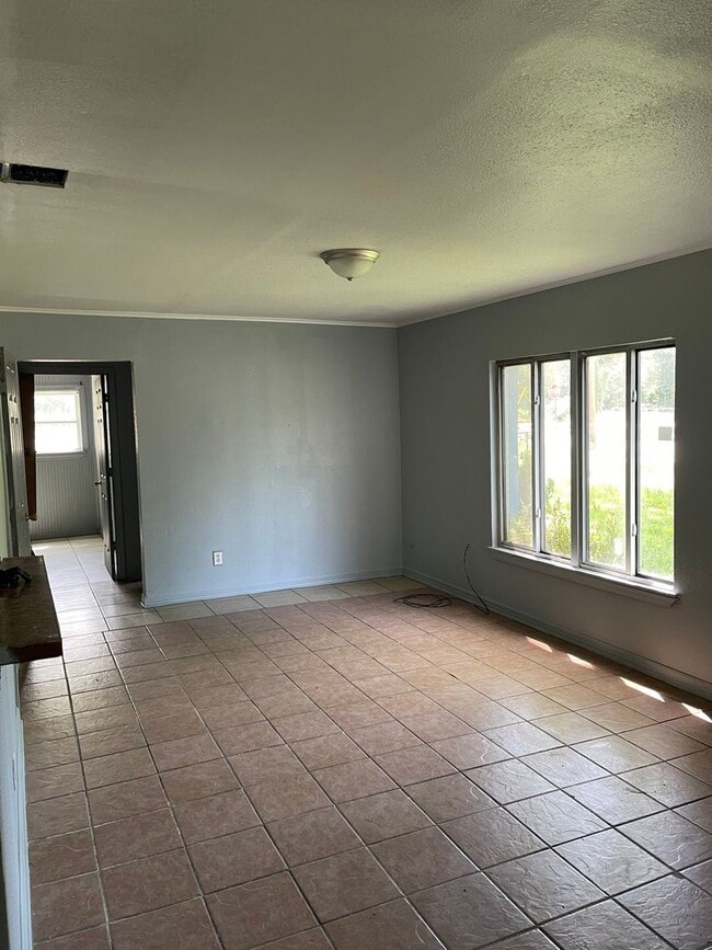 Building Photo - 405 W 76th St