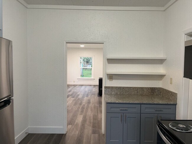 Foto del edificio - 3 Bedroom Home for Rent, New kitchen, windows, flooring, and lights!