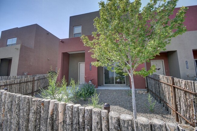 Building Photo - AMAZING SANTA FE LIVING