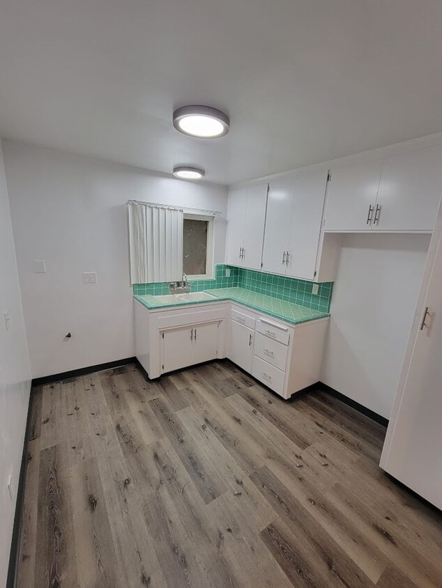 Foto principal - **RENT READY** 1BD/1BA WITH PARKING AND SH...