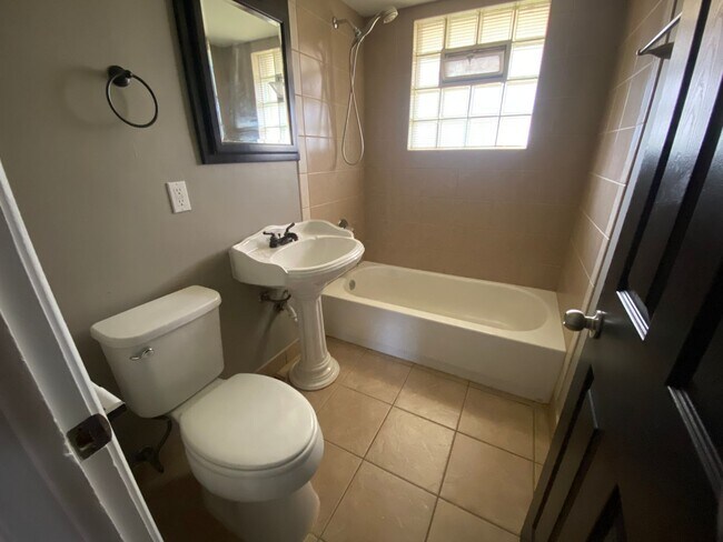 Foto del edificio - 3 Bedroom 2 Bath Single Family Home!  Gara...
