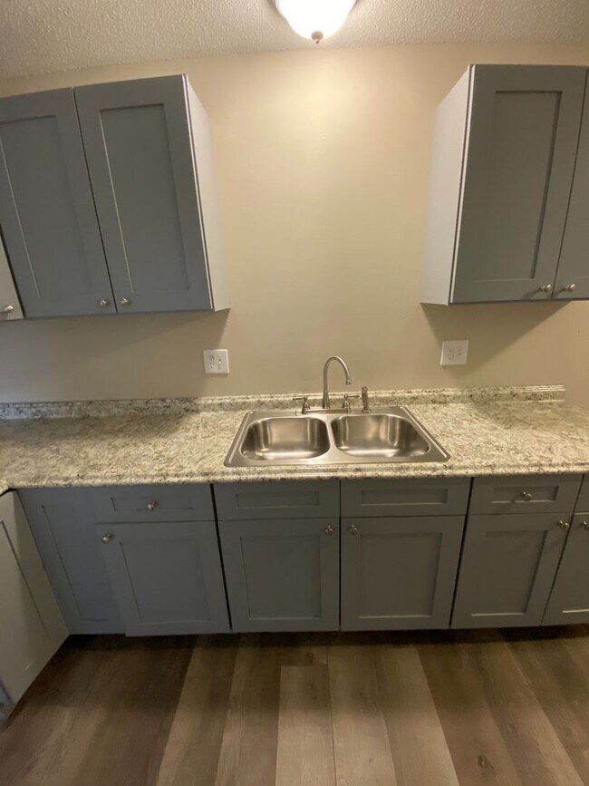 Foto del edificio - Available Now- 2 Bedroom updated apartment...