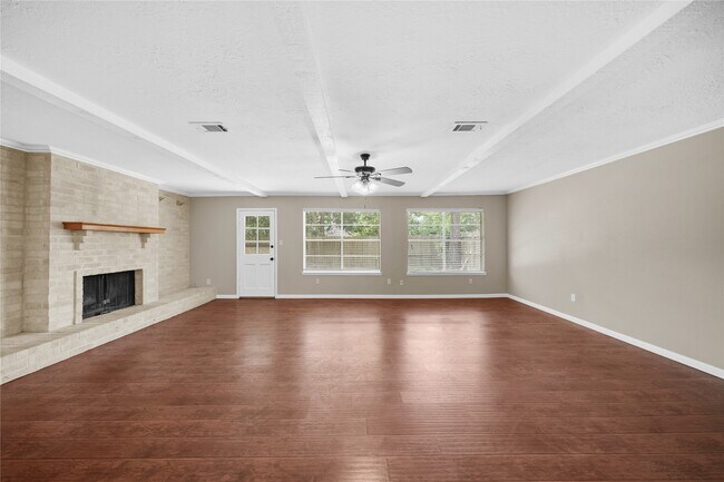 Foto del edificio - 16306 Forest Bend Ave