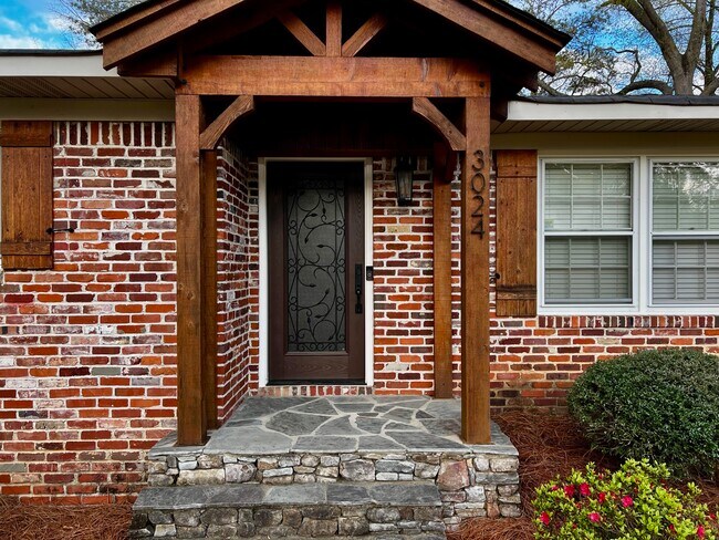 Foto del edificio - 3024 Whispering Pines Cir