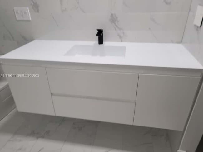 Building Photo - 1236 N Hiatus Rd