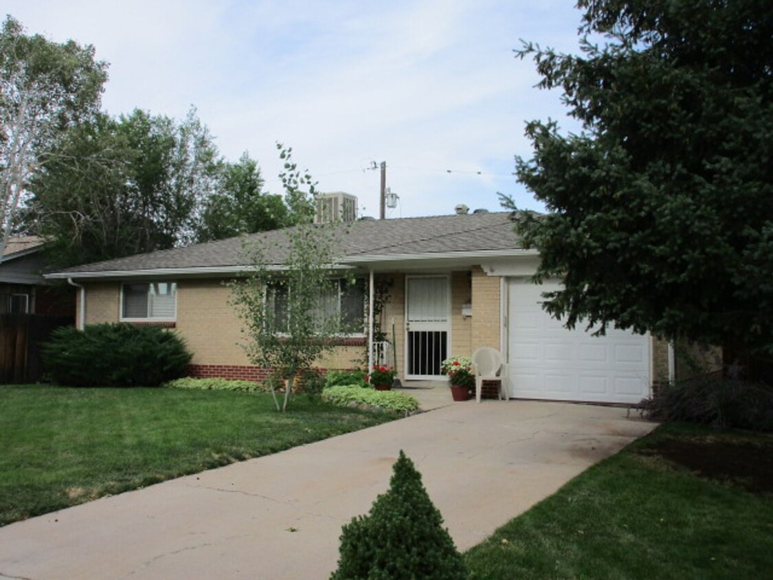 Foto principal - Fabulous Lakewood/Denver 3 bed/1 bath/1 ca...