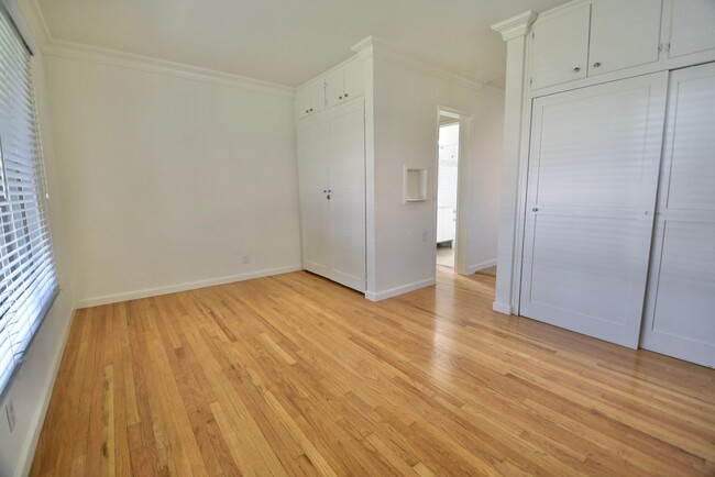 Building Photo - 605-609 North Hollywood Way