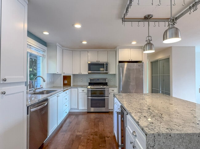 Building Photo - 9300 NE 132nd Pl