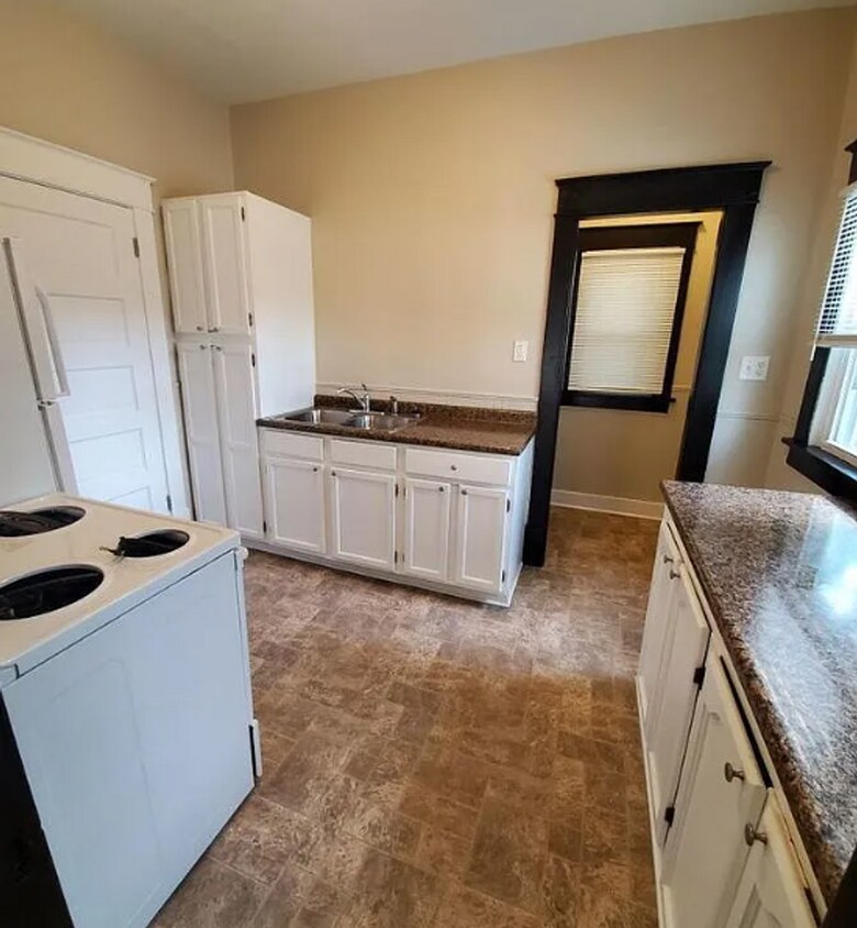Foto principal - 2 Bedroom Home with Detached Garage, Fence...