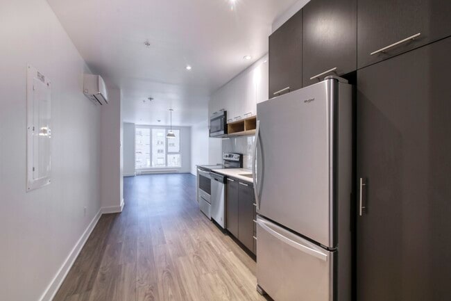 Building Photo - 9675 Av. Papineau