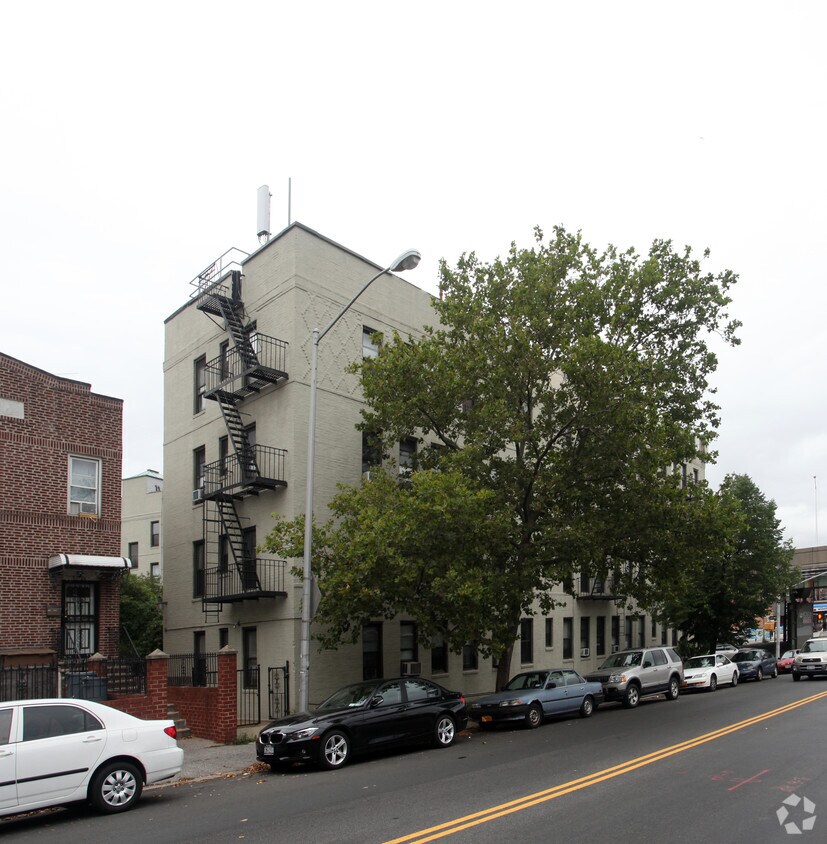 Building Photo - 47-10 Laurel Hill Blvd