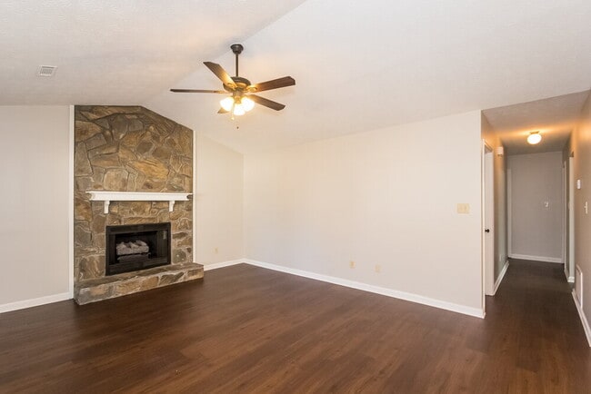 Foto del edificio - 470 Rosehill Dr