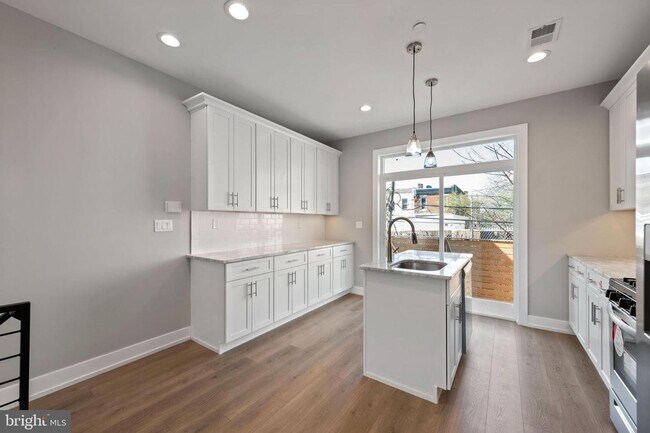 Foto del edificio - Brand New 4-Bedroom Luxury Home with Rooft...