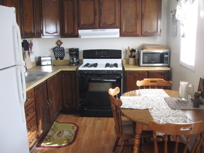 Building Photo - Completely Furnished 2-bedroom Apartment i...