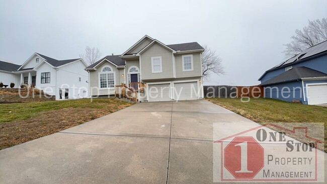 Building Photo - 3 Bedroom & 2 Bathroom in Lone Jack!