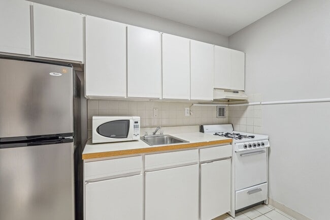 Building Photo - Spacious & Bright Studio at River Place