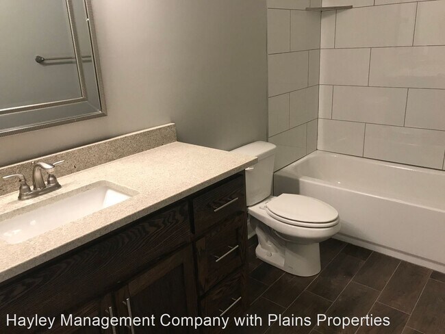 Building Photo - 4 br, 4.5 bath House - 812 Downs Court