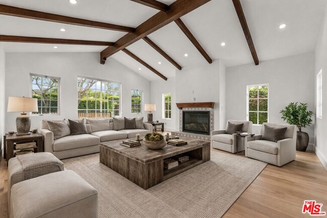 Foto del edificio - 9005 Rosewood Ave