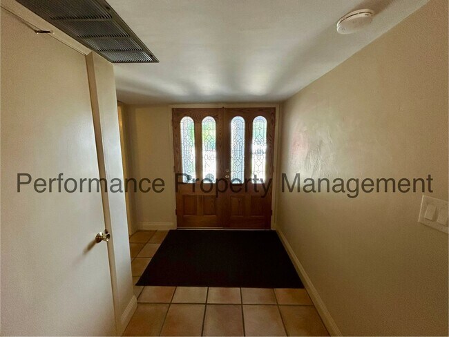 Foto del edificio - Cozy 3 Bed/2 Bath SW Bakersfield Home w/ Pool & $0 Deposit Option