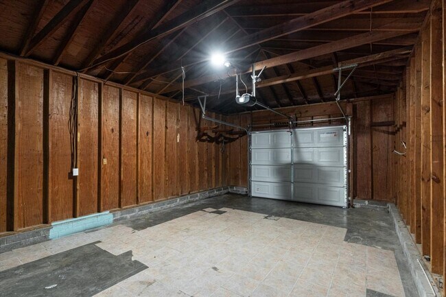 Building Photo - 2000 Milne St