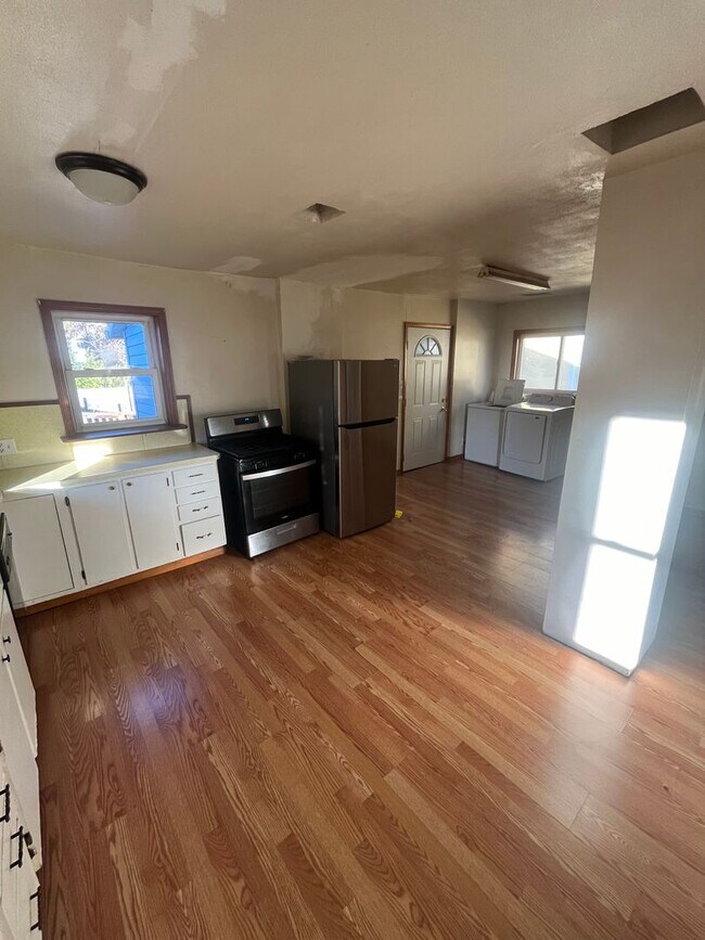 Building Photo - 2 bedroom single family house