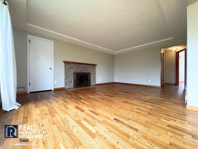 Foto del edificio - Spacious 5-Bedroom Home in Desirable North Tacoma Near Proctor & Ruston!!