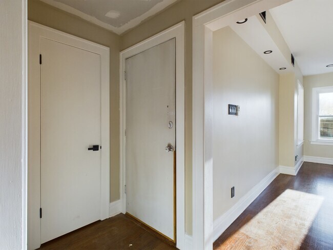 Building Photo - 1337 S Austin Blvd