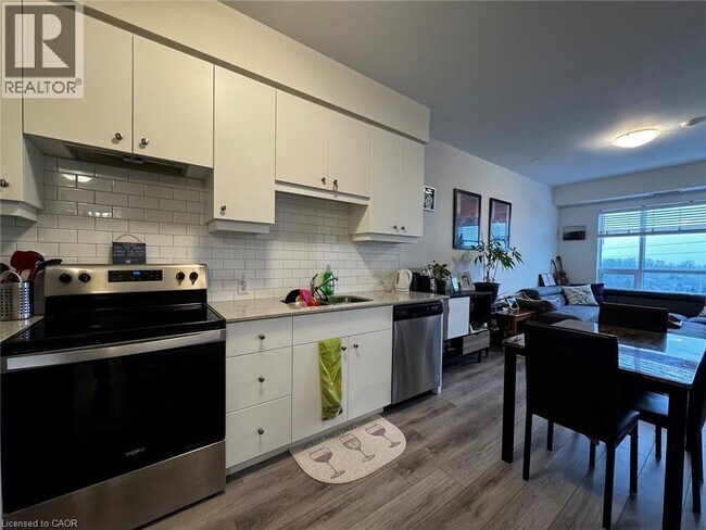 Photo du bâtiment - 255 NORTHFIELD DRIVE EAST Dr