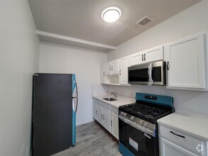 Building Photo - 385 Suydam St