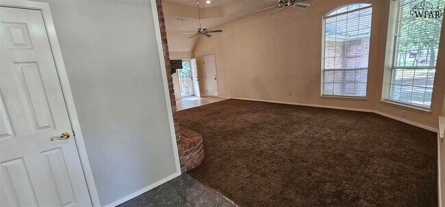 Foto del edificio - 244 Ridge Rd