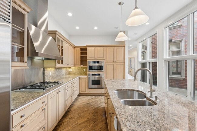 Building Photo - 400 Clayton St