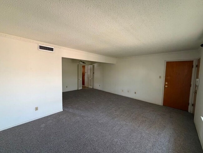 Foto del edificio - 5819 Sandhurst Ln