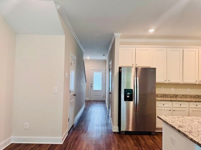 Building Photo - Convenient and Spacious Townhome