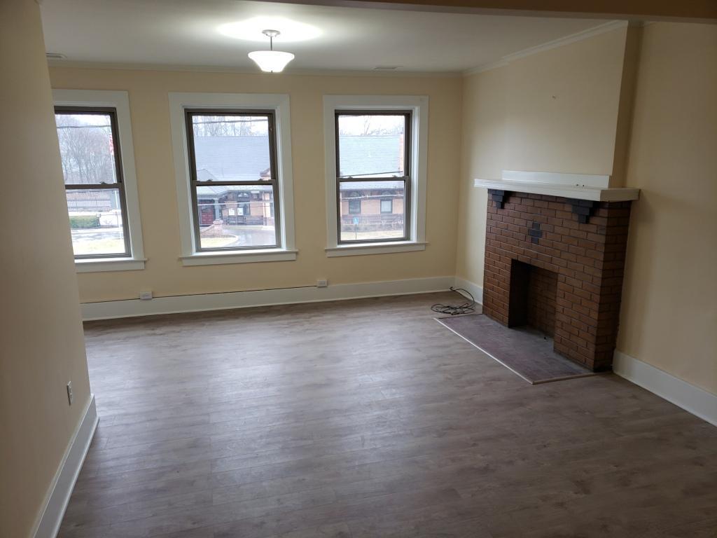 Primary Photo - 270 E End Ave
