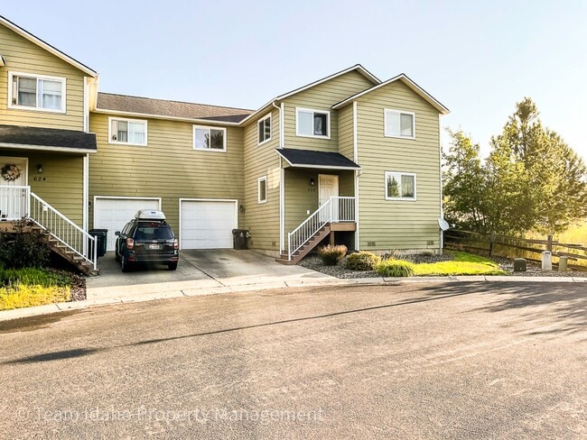 Building Photo - Beautiful 4 bedroom 3 bath townhouse w/att...