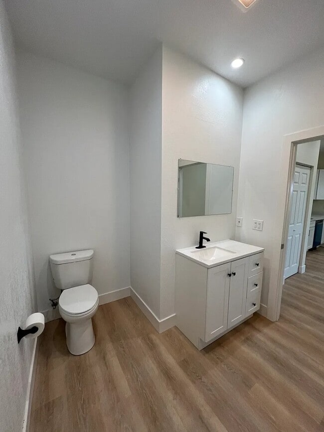 Building Photo - 3068 Redwood Dr