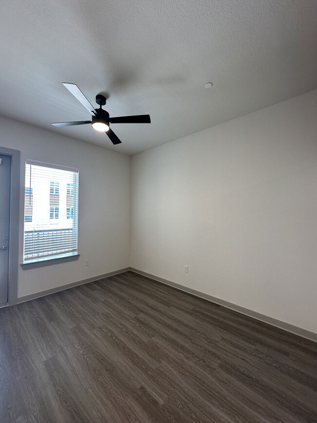 Building Photo - 5885 Calmont Ave