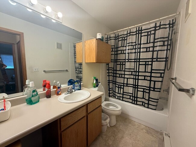 Building Photo - 1 Bedroom for Lease Walton Village Steambo...