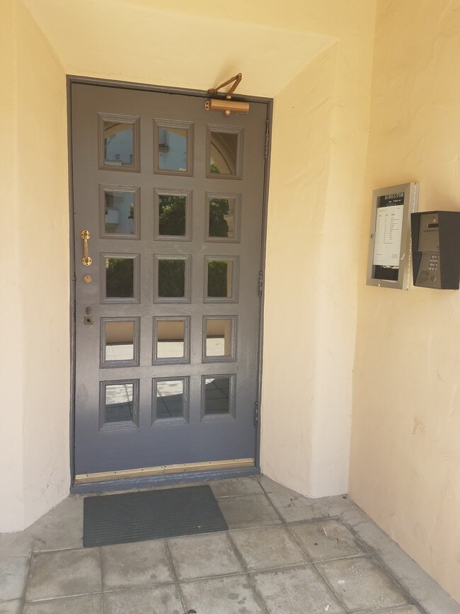 Foto del edificio - 1016 Tiverton Ave