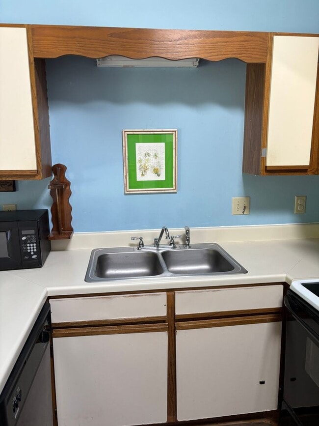 Building Photo - 500 Fairway Village Dr