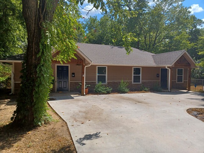 Building Photo - 2238 Simpson St