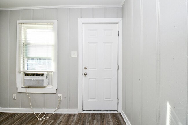 Building Photo - 5000 Noble St