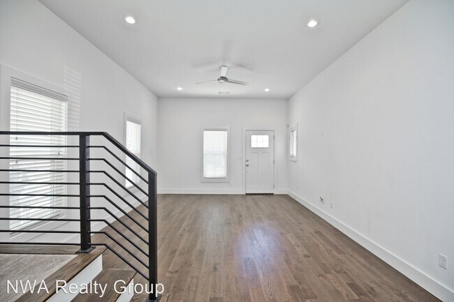 Building Photo - 2 br, 2.5 bath House - 410-1 (444) SW B St...