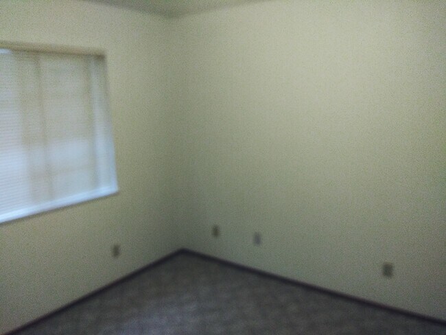 Building Photo - 585 Ridge Rd